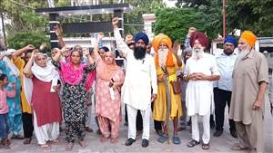 ਬਿਜਲੀ ਦੇ ਭਾਰੀ ਬਿੱਲਾਂ ਤੋਂ ਸਤਾਏ ਕੁੰਬੜਾ ਵਾਸੀਆਂ ਵੱਲੋਂ ਰੋਸ ਪ੍ਰਦਰਸ਼ਨ