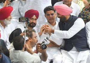 ਇਕ ਮੰਚ ’ਤੇ ਆਏ ਕਾਂਗਰਸੀਆਂ ਦੇ ਹੱਥ ਤਾਂ ਮਿਲੇ ਪਰ ਦਿਲ ਤੇ ਅੱਖ ਨਹੀਂ