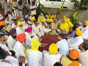 ਮੁਆਵਜ਼ਾ ਨਾ ਮਿਲਣ ’ਤੇ ਐੱਸਡੀਐੱਮ ਦਫ਼ਤਰ ਅੱਗੇ ਧਰਨਾ ਜਾਰੀ
