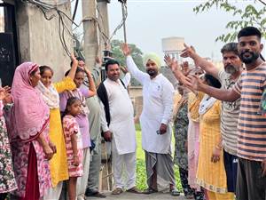 ਬਿਜਲੀ ਸਪਲਾਈ ਬੰਦ ਰਹਿਣ ਤੋਂ ਔਖੇ ਮੁਹੱਲਾ ਗੋਕਲਪੁਰ ਵਾਸੀਆਂ ਨੇ ਕੀਤਾ ਵਿਰੋਧ
