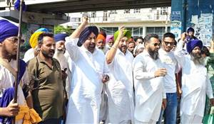 ਬਰਨਾਲਾ ਮੁਕੰਮਲ ਬੰਦ : ਪਰਵਿੰਦਰ ਸਿੰਘ ਝੋਟੇ ਦੇ ਕਤਲ ਵਿਰੁੱਧ ਰੋਸ ਪ੍ਰਦਰਸ਼ਨ, ਪੀੜਤ ਪਰਿਵਾਰ ਲਈ ਇਨਸਾਫ਼ ਦੀ ਮੰਗ