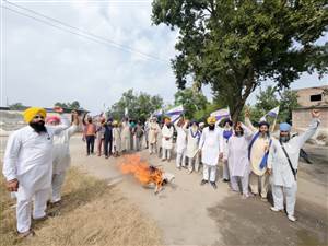 ਕਿਸਾਨ ਮਜ਼ਦੂਰ ਸੰਘਰਸ਼ ਕਮੇਟੀ ਨੇ ਫੂਕਿਆ ਸਰਕਾਰ ਦਾ ਪੁਤਲਾ