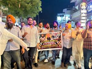 ਜ਼ਿਲ੍ਹਾ ਕਾਂਗਰਸ ਕਮੇਟੀ ਨੇ ਕੈਂਡਲ ਮਾਰਚ ਕੱਢ ਕੇ ਪਰਵਿੰਦਰ ਸਿੰਘ ਝੋਟਾ ਨੂੰ ਦਿੱਤੀ ਸ਼ਰਧਾਂਜਲੀ