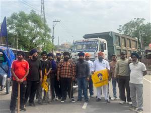 ਪਰਵਿੰਦਰ ਸਿੰਘ ਝੋਟਾ ਦੇ ਕਤਲ ਦੇ ਵਿਰੋਧ ’ਚ ਅੱਡਾ ਸਰਾਂ ਮੁਕੰਮਲ ਬੰਦ