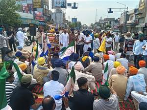 ਪਰਵਿੰਦਰ ਸਿੰਘ ਝੋਟੇ ਦੇ ਕਤਲ ਦੇ ਵਿਰੋਧ ’ਚ ਦਸੂਹਾ ਦੇ ਹਾਜੀਪੁਰ ਚੌਕ ’ਚ ਕੀਤਾ ਰੋਸ ਪ੍ਰਦਰਸ਼ਨ