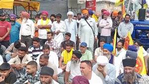 ਪਰਵਿੰਦਰ ਸਿੰਘ ਝੋਟਾ ਮਾਮਲੇ ਨੂੰ ਲੈ ਕੇ ਮੇਹਟੀਆਣਾ ’ਚ ਵੱਖ-ਵੱਖ ਜਥੇਬੰਦੀਆਂ ਵੱਲੋਂ ਧਰਨਾ