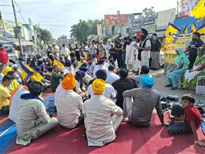 ਪਰਵਿੰਦਰ ਸਿੰਘ ਝੋਟੇ ਦੀ ਹੱਤਿਆ ਦੇ ਵਿਰੋਧ ’ਚ ਗੜ੍ਹਸ਼ੰਕਰ ’ਚ ਰੋਸ ਪ੍ਰਦਰਸ਼ਨ, ਬੰਦ ਰਹੇ ਬਾਜ਼ਾਰ