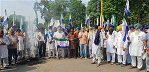 ਕਿਸਾਨ ਮਜ਼ਦੂਰ ਸੰਘਰਸ਼ ਕਮੇਟੀ ਦੇ ਆਗੂਆਂ ਕੀਤਾ ਰੋਸ ਪ੍ਰਦਰਸ਼ਨ