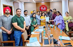 ਆਮ ਆਦਮੀ ਕਲੀਨਿਕਾਂ ਦੇ ਮੁਲਾਜ਼ਮਾਂ ਨੇ ਸਿਹਤ ਵਿਭਾਗ ਦੇ ਉੱਚ ਅਧਿਕਾਰੀਆਂ ਨੂੰ ਸੌਂਪਿਆ ਮੰਗ ਪੱਤਰ