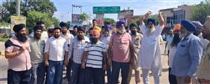 ਪਰਵਿੰਦਰ ਸਿੰਘ ਝੋਟਾ ਦੇ ਕਤਲ ਮਾਮਲੇ ’ਚ ਘਨੌਲੀ ਬੈਰੀਅਰ ’ਤੇ ਰੋਸ ਪ੍ਰਦਰਸ਼ਨ