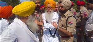 ਬਠਿੰਡਾ-ਅੰਮ੍ਰਿਤਸਰ ਰੋਡ ਜਾਮ ਕਰਨ ਦੀ ਕੋਸ਼ਿਸ਼, ਪੁਲਿਸ ਨੇ ਪ੍ਰਦਰਸ਼ਨਕਾਰੀਆਂ ਨੂੰ ਸੜਕ ਤੋਂ ਹਟਾਇਆ