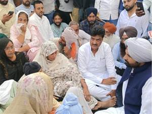ਝੋਟਾ ਕਤਲ ਮਾਮਲੇ 'ਚ ਵੱਖ-ਵੱਖ ਪਾਰਟੀਆਂ ਦੇ ਆਗੂਆਂ ਨੇ ਪਰਿਵਾਰ ਨਾਲ ਦੁੱਖ  ਕੀਤਾ ਸਾਂਝਾ, ਚੰਨੀ ਨੇ ਕਿਹਾ- ‘ਆਪ’ ਸਰਕਾਰ ਨੂੰ ਚੱਲਦਾ ਕਰਨਾ ਪਵੇਗਾ