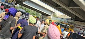 ਪੁਲਿਸ ਤੇ ਪ੍ਰਦਰਸ਼ਨਕਾਰੀਆਂ ’ਚ ਟਕਰਾਅ: ਮੁੱਖ ਮੰਤਰੀ ਦੇ ਬੋਰਡ ਪਾੜ ਰਹੇ ਨੌਜਵਾਨਾਂ ਨੂੰ ਛੁਡਵਾਉਣ ਵੇਲੇ ਮਾਹੌਲ ਹੋਇਆ ਤਣਾਅਪੂਰਨ