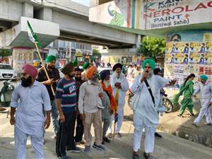 ਪੰਜਾਬ ਬੰਦ ਦਾ ਅਸਰ : ਮੋਗਾ ਦੇ ਮੇਨ ਚੌਂਕ 'ਚ ਧਰਨੇ ਤੋਂ ਪਹਿਲਾਂ ਪੁਲਿਸ ਨੇ ਅਕਾਲੀ ਦਲ ਵਾਰਿਸ ਪੰਜਾਬ ਦੇ ਆਗੂਆਂ ਨੂੰ ਕੀਤਾ ਡਿਟੇਨ