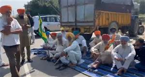 ਪੰਜਾਬ ਬੰਦ ਦਾ ਪਟਿਆਲਾ ਦੇ ਦਿਹਾਤੀ ਖੇਤਰਾਂ ’ਚ ਭਰਵਾਂ ਹੁੰਗਾਰਾ, ਪੰਜਾਬੀ ਯੂਨੀਵਰਸਿਟੀ ਦੇ ਗੇਟ ਬੰਦ ਕਰਕੇ ਵਿਦਿਆਰਥੀਆਂ ਵੱਲੋਂ ਜ਼ਬਰਦਸਤ ਰੋਸ ਮੁਜ਼ਾਹਰਾ