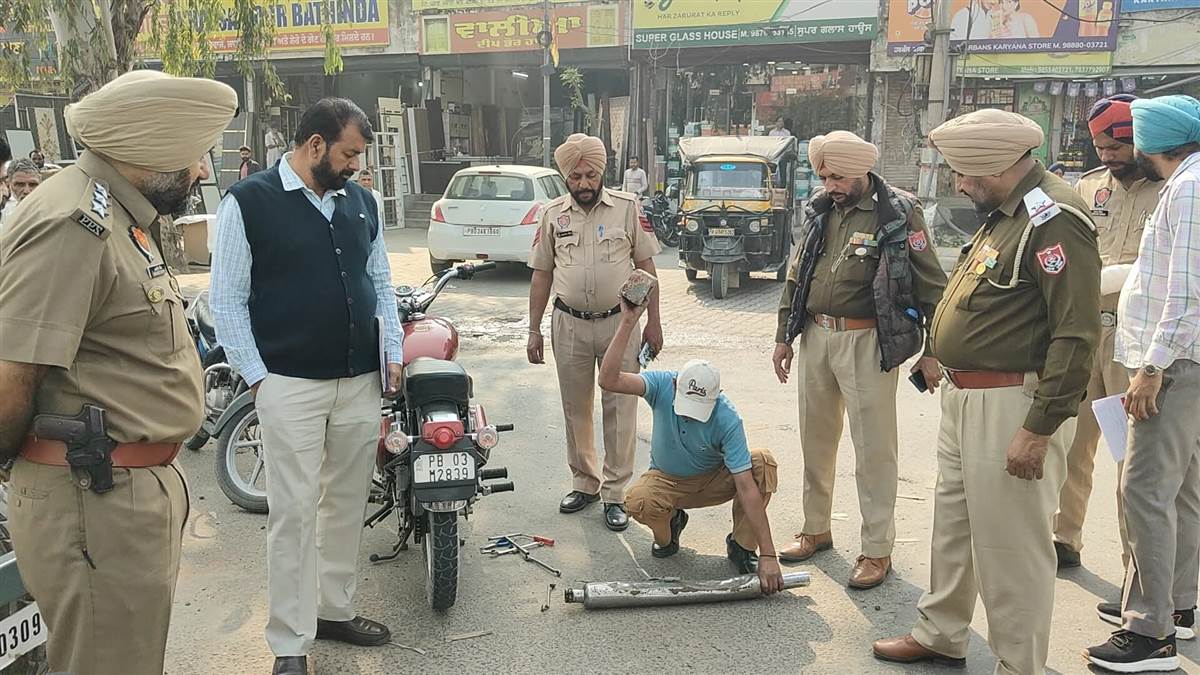 ਬੁਲਟ ਮੋਟਰਸਾਈਕਲਾਂ ਦੇ ਸਾਈਲੈਂਸ਼ਰ ਲਾਹ ਕੇ ਚਲਾਇਆ ਬੁਲਡੋਜ਼ਰ