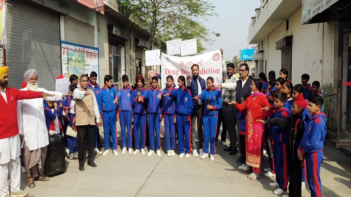 ਵਿਦਿਆਰਥੀਆਂ ਨੇ ਨਸ਼ਾ ਮੁਕਤੀ ਲਈ ਜਾਗਰੂਕਤਾ ਰੈਲੀ ਕੱਢੀ