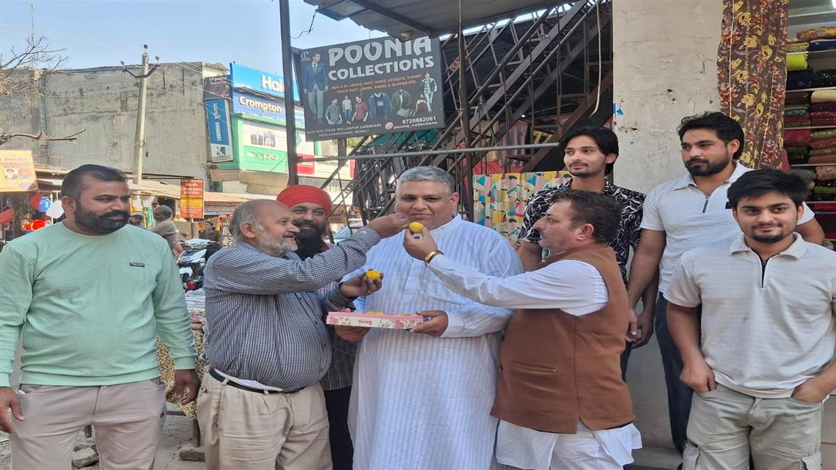 ਐੱਨਡੀਏ ਦੀ ਜਿੱਤ ਦੀ ਖੁਸ਼ੀ ’ਚ ਮੁੱਲਾਂਪੁਰ ਵਿਖੇ ਲੱਡੂ ਵੰਡੇ