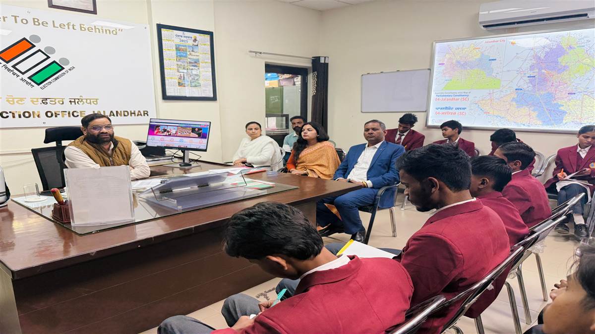 ਜ਼ਿਲ੍ਹਾ ਚੋਣ ਦਫ਼ਤਰ ਦੇ ਕੰਮਕਾਜ ਬਾਰੇ ਜਾਣਿਆ