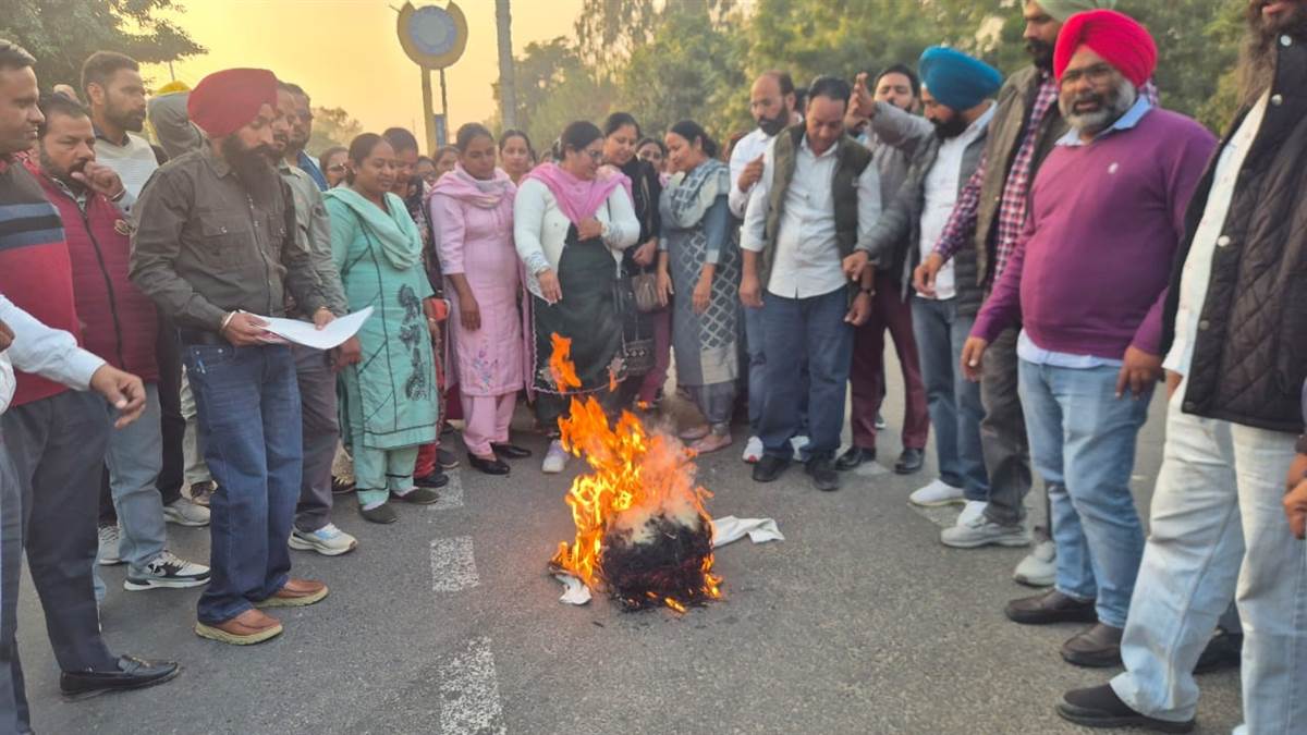 ਵਿੱਤ ਮੰਤਰੀ ਦੀ ਬਦਸਲੂਕੀ ਦੇ ਰੋਸ ’ਚ ਸਪੈਸ਼ਲ ਕਾਡਰ ਅਧਿਆਪਕ ਫਰੰਟ ਨੇ ਫੂਕੇ ਪੁਤਲੇ