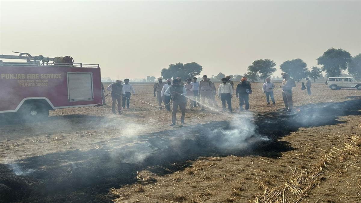 ਡੀਸੀ ਤੇ ਐੱਸਐੱਸਪੀ ਪਿੰਡਾਂ ‘ਚ ਪਹੁੰਚ ਖੁਦ ਬੁਝਾਅ ਰਹੇ ਪਰਾਲੀ ਨੂੰ ਲਗਾਈਆਂ ਜਾ ਰਹੀਆਂ ਅੱਗਾਂ
