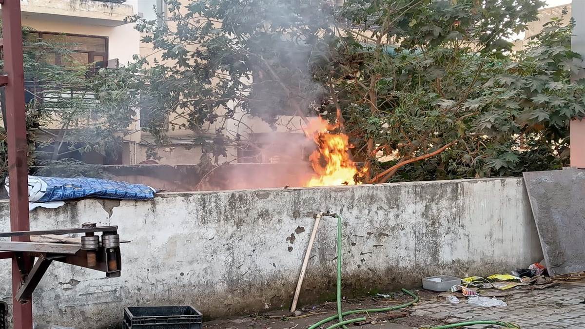 ਕੂੜੇ ਦੇ ਢੇਰਾਂ ਨੂੰ ਲਾਈ ਜਾ ਰਹੀ ਅੱਗ, ਨਗਰ ਕੌਂਸਲ ਬੇਪ੍ਰਵਾਹ