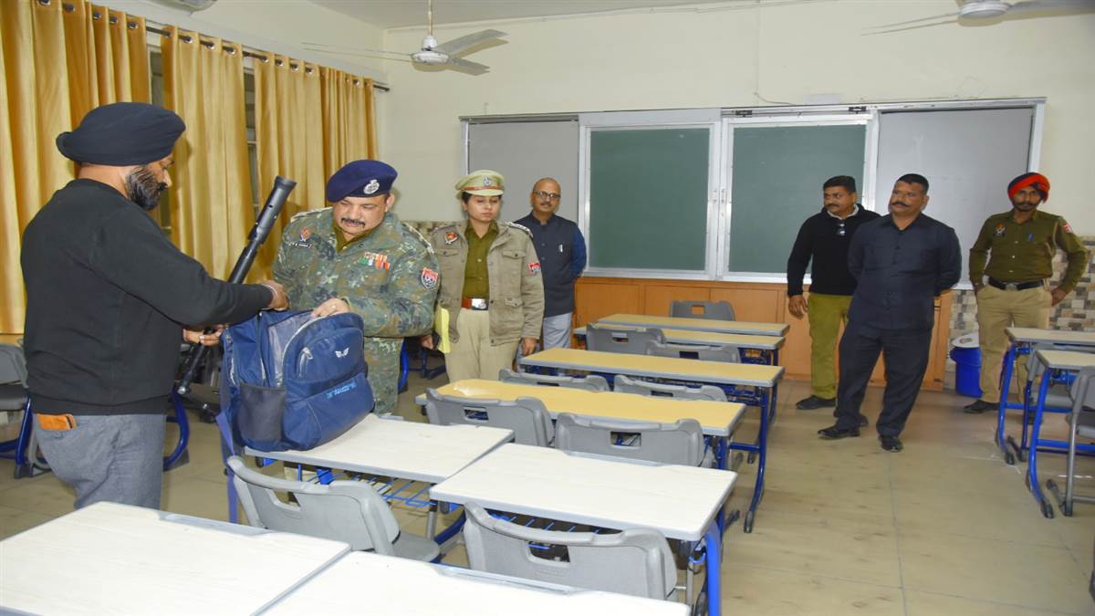 ਸਕੂਲਾਂ ਨੂੰ ਬੰਬ ਨਾਲ ਉਡਾਉਣ ਦੀ ਮਿਲੀ ਧਮਕੀ ਤੋਂ ਬਾਅਦ ਪੁਲਿਸ ਨੇ ਵੱਖ-ਵੱਖ ਟੀਮਾਂ ਬਣਾ ਕੇ ਚਲਾਈ ਤਲਾਸ਼ੀ ਮੁਹਿੰਮ