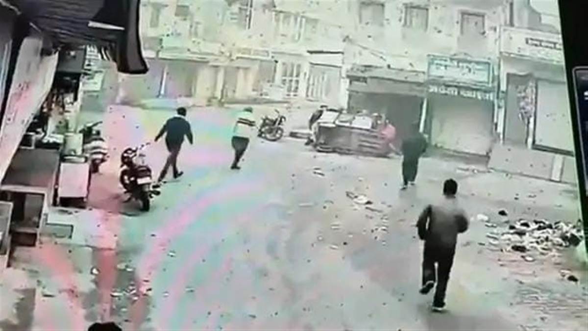 ਸਕੂਲੀ ਬੱਚਿਆਂ ਨੂੰ ਲਿਜਾਅ ਰਿਹਾ ਈ-ਰਿਕਸ਼ਾ ਪਲਟਿਆ