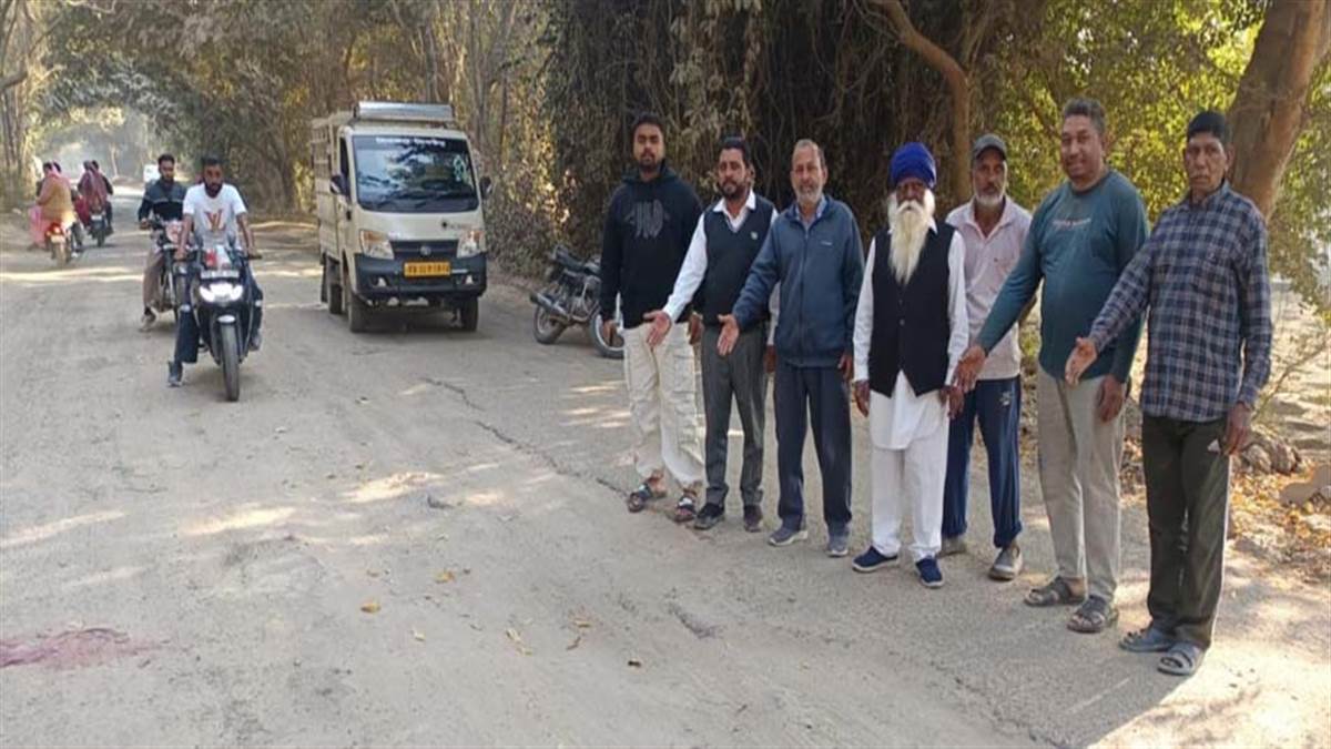 ਘਮੋਰ ਬਾਈਪਾਸ ਰਾਹੀਂ ਬਲਾਚੌਰ ਨੂੰ ਆਉਣ ਵਾਲੀ ਸੜਕ ਦਾ ਮੰਦੜਾ ਹਾਲ