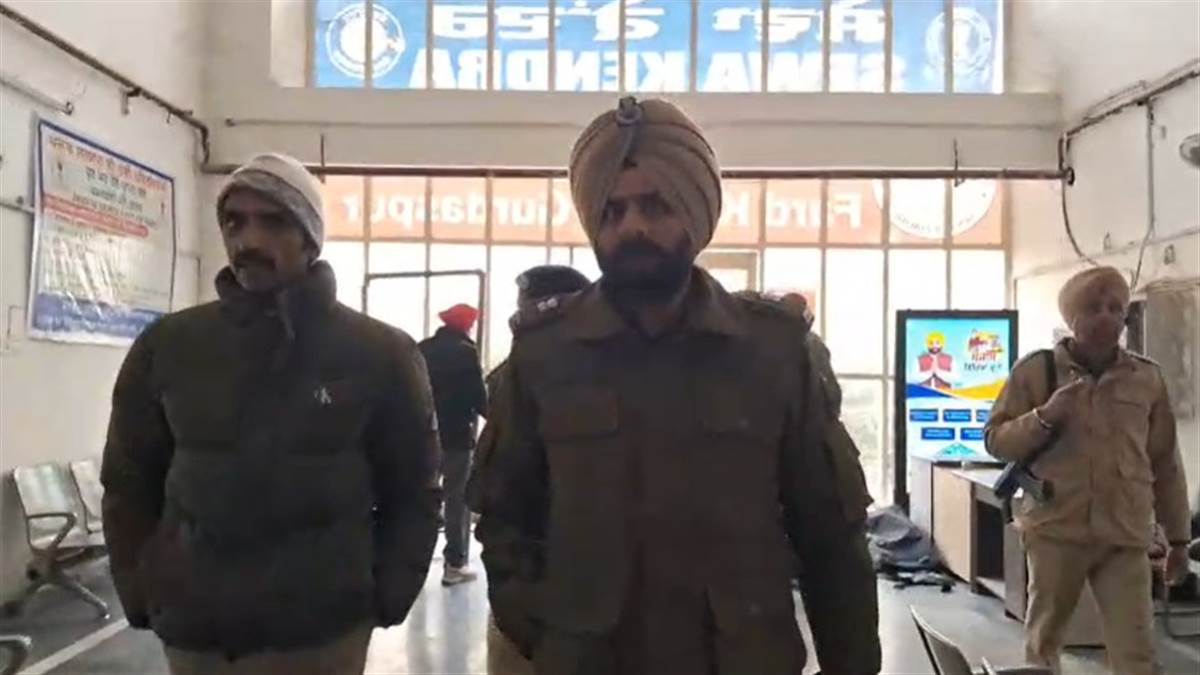 ਗੁਰਦਾਸਪੁਰ ਡੀਸੀ ਦਫ਼ਤਰ ਵਿੱਚ 3 ਬੰਬ ਹੋਣ ਦੀ ਈਮੇਲ ਮਿਲਣ ਪਿੱਛੋਂ ਸੁਰੱਖਿਆ ਬਲਾਂ ਨੂੰ ਪਈ ਭਾਜੜ