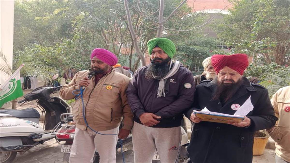 ਸੰਯੁਕਤ ਕਿਸਾਨ ਮੋਰਚਾ ਅਤੇ ਮਜ਼ਦੂਰ ਸੰਗਠਨਾਂ ਨੇ ਡੀਸੀ ਦਫ਼ਤਰ ਦੇ ਬਾਹਰ ਧਰਨਾ ਦਿੱਤਾ