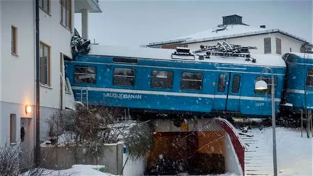 ਸਵਿਟਜ਼ਰਲੈਂਡ 'ਚ ਵੱਡਾ ਹਾਦਸਾ: ਬਰਫ਼ੀਲੇ ਤੂਫ਼ਾਨ ਕਾਰਨ 80 ਯਾਤਰੀਆਂ ਨੂੰ ਲਿਜਾ ਰਹੀ ਰੇਲਗੱਡੀ ਲੀਹੋਂ ਲੱਥੀ, ਕਈ ਜ਼ਖ਼ਮੀ