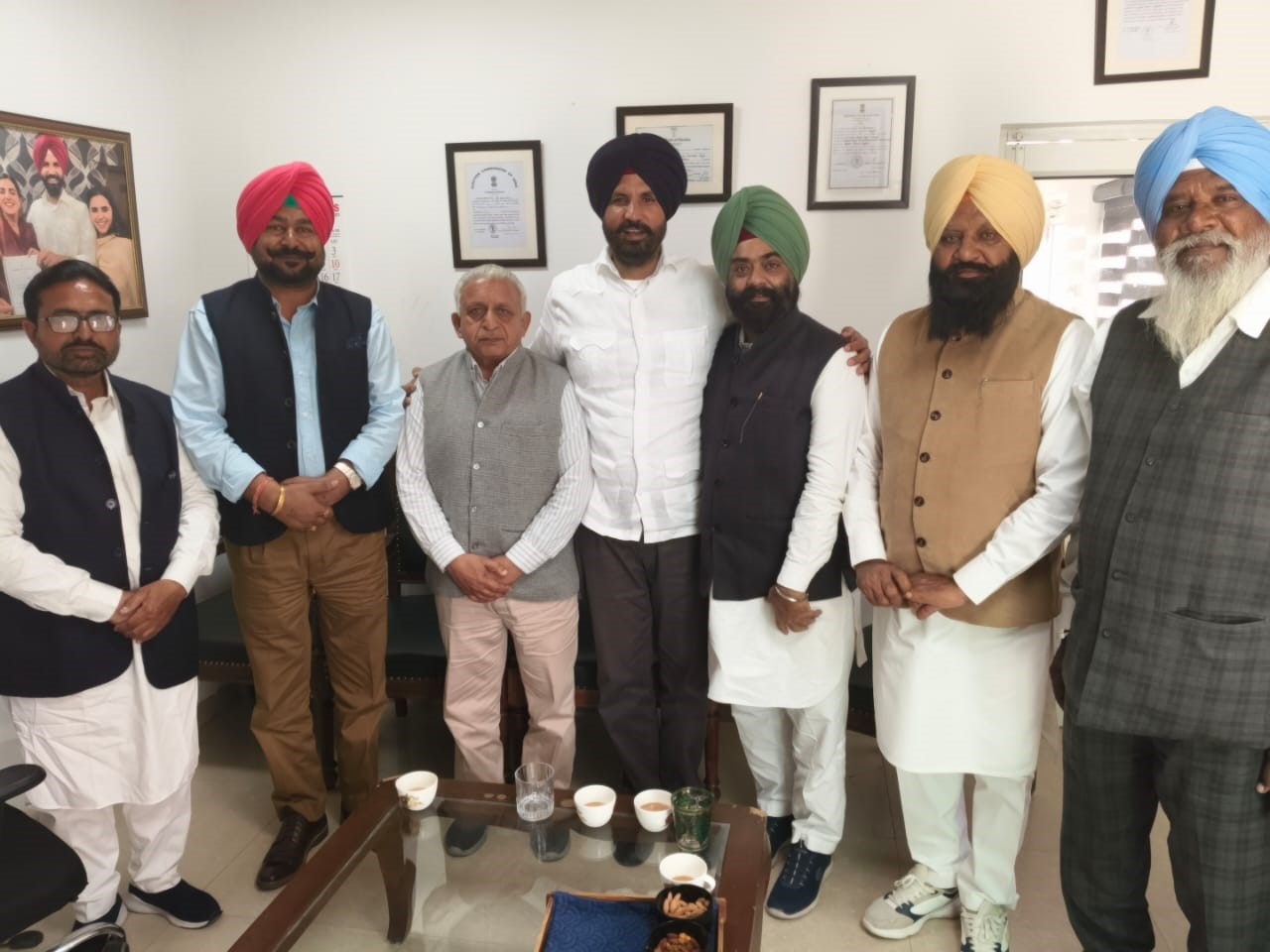 ‘ਆਪ’ ਦੇ ਮਦਦਗਾਰ ਬਣੇ ਕਾਂਗਰਸੀ ਕੌਂਸਲਰਾਂ ਨੂੰ ਜੱਫੀ ’ਚ ਲੈਂਦਿਆਂ ਬੋਲੇ ਰਾਜਾ ਵੜਿੰਗ ਇਹ ਸਾਡੇ ਆ’