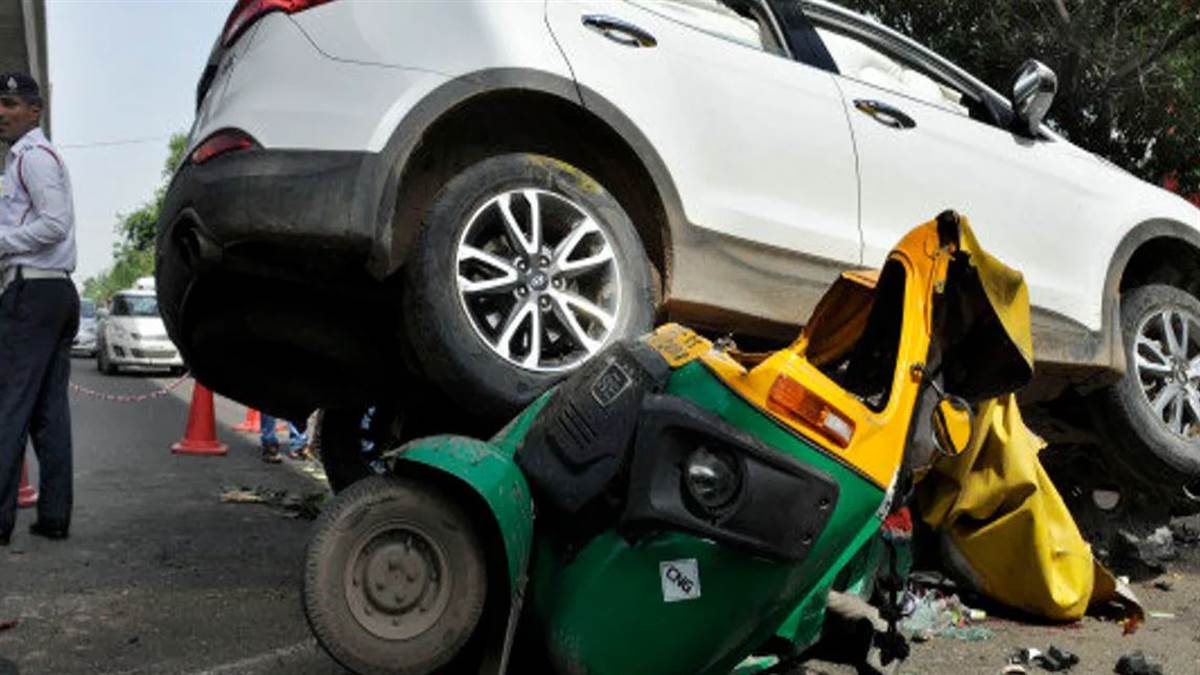 ਬਠਿੰਡਾ ਦੇ ਡੱਬਵਾਲੀ ਰੋਡ ’ਤੇ ਇਸ ਵਰ੍ਹੇ 17 ਜਨਵਰੀ ਨੂੰ ਵਾਪਰੇ ਭਿਆਨਕ ਸੜਕ ਹਾਦਸੇ ਦੌਰਾਨ ਇਕ ਮਹਿਲਾ ਕਾਂਸਟੇਬਲ ਸਣੇ ਪੰਜ ਲੋਕਾਂ ਦੀ ਮੌਤ ਦੀ ਰਿਪੋਰਟ ਵੀ ਹੈਰਾਨ ਕਰਨ ਵਾਲੀ ਹੈ। ਸੁਪਰੀਮ ਕੋਰਟ ਦੀਆਂ ਹਦਾਇਤਾਂ ’ਤੇ ਬਣੀ ਕਮੇਟੀ ਦੀ ਜਾਂਚ ਰਿਪੋਰਟ ’ਚ ਸਾਹਮਣੇ ਆਇਆ ਕਿ ਹਾਦਸੇ ਦੇ ਸ਼ਿਕਾਰ ਲੋਕ ਸ਼ਿਮਲਾ ਤੋਂ ਆਪਣੇ ਘਰ ਜਾ ਰਹੇ ਸਨ ਤੇ ਗੱਡੀ ਦੀ ਸਪੀਡ 120 ਕਿੱਲੋਮੀਟਰ ਪ੍ਰਤੀ ਘੰਟਾ ਸੀ।