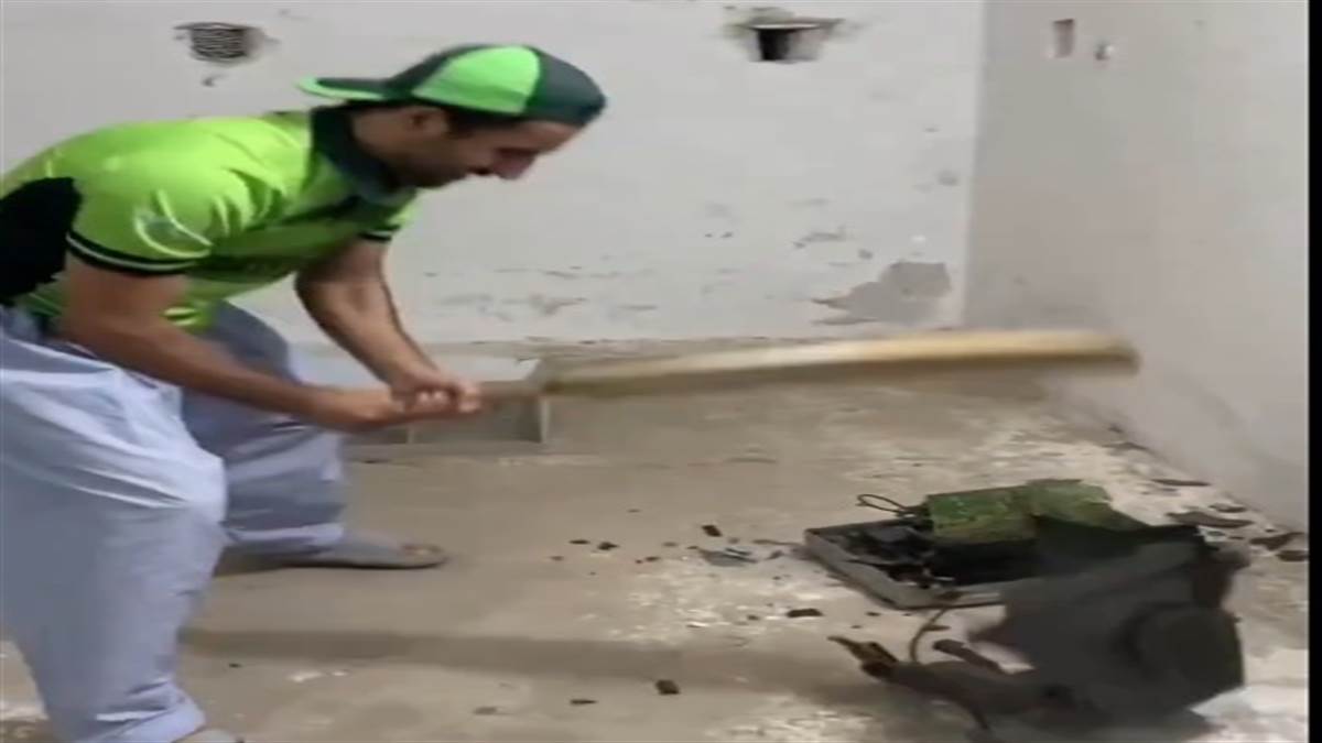 India vs Pakistan: 'ਬੱਲਾ ਮਾਰ-ਮਾਰ ਕੇ ਤੋੜ ਦਿੱਤਾ ਟੀਵੀ...', ਭਾਰਤ ਤੋਂ ਮਿਲੀ ਹਾਰ ਤੋਂ ਬਾਅਦ ਪਾਕਿਸਤਾਨੀ ਪ੍ਰਸ਼ੰਸਕ ਦੀ VIDEO ਵਾਇਰਲ