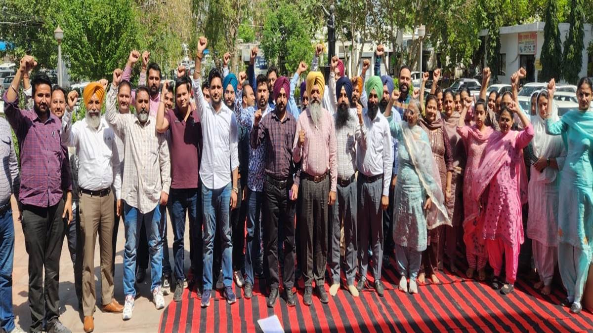 ਡੀਸੀ ਦਫਤਰ ਕਾਮਿਆਂ ਨੇ ਕਲਮਛੋੜ ਹੜਤਾਲ ਕਰ ਕੇ ਦਿੱਤਾ ਧਰਨਾ