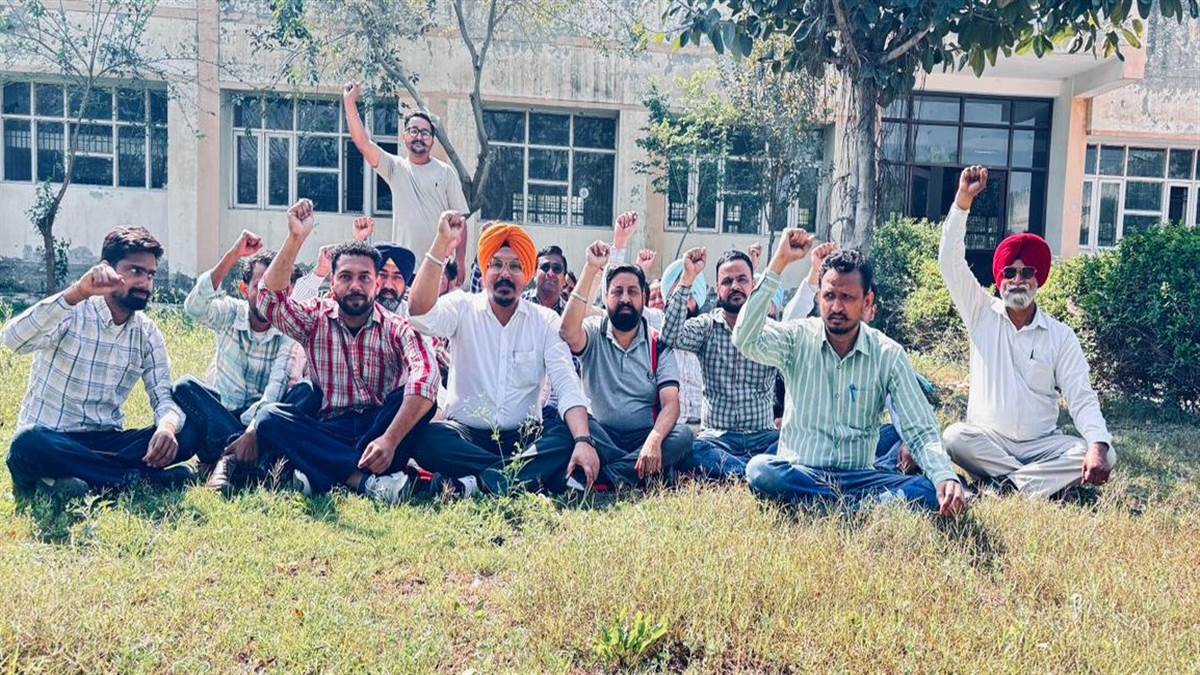 ਤਹਿਸੀਲ ਕੰਪਲੈਕਸ ਦੇ ਕਰਮਚਾਰੀਆਂ ਵੱਲੋਂ ਦੋ ਰੋਜ਼ਾ ਕਲਮਛੋੜ ਹੜਤਾਲ