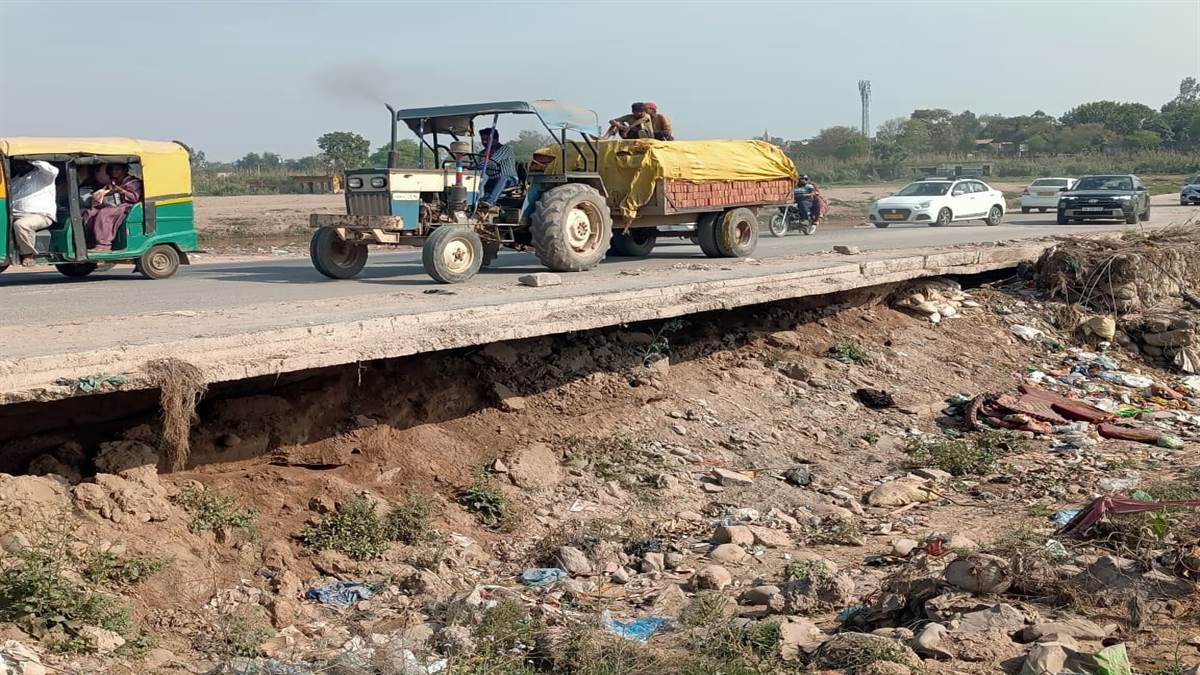 ਮੌਤ ਦੇ ਕਾਜ਼ਵੇਅ ’ਤੇ ਦੌੜ ਰਹੀਆਂ ਨੇ ਜ਼ਿੰਦਗੀਆਂ : ਢਕੌਲੀ-ਮੁਬਾਰਕਪੁਰ ਰੋਡ ਹੇਠੋਂ ਖੋਖਲੀ, ਵੱਡੇ ਹਾਦਸੇ ਦਾ ਖ਼ਤਰਾ