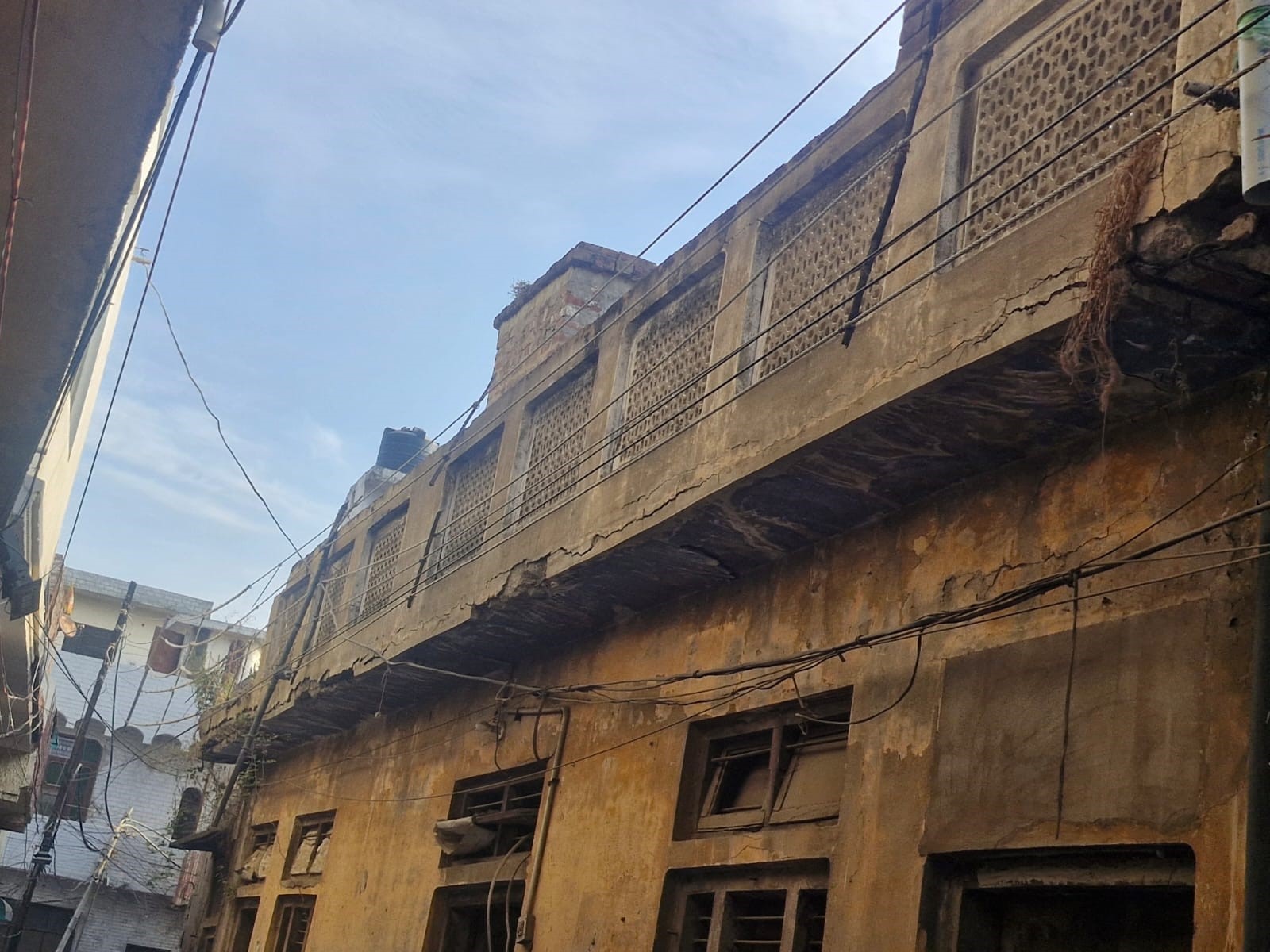 ਲਟਕ ਰਹੀਆਂ ਬਿਜਲੀ ਦੀਆਂ ਤਾਰਾਂ, ਅਧਿਕਾਰੀ ਕੁੰਭਕਰਨੀ ਨੀਂਦ ਸੁੱਤੇ