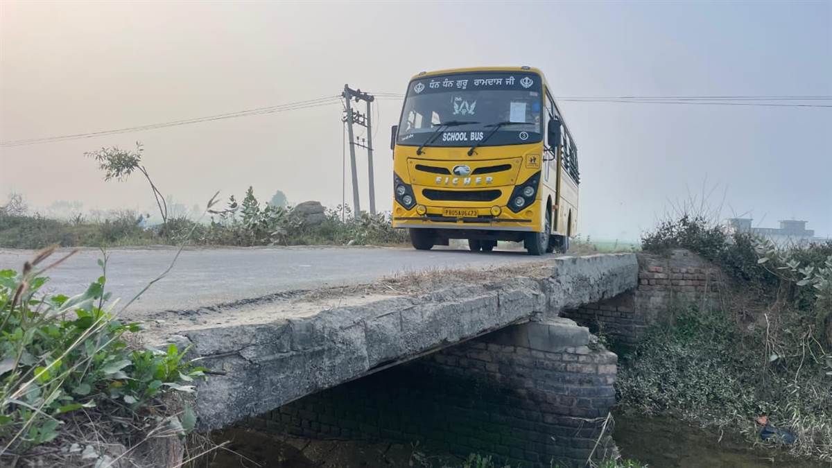 ਜੈਮਲਵਾਲਾ ਦੇ ਨੇੜੇ ਸਾਲਾਂ ਤੋਂ ਬਿਨ੍ਹਾ ਰੇਲਿੰਗ ਦਾ ਪੁਲ, ਪ੍ਰਸ਼ਾਸਨ ਬੇਪਰਵਾਹ