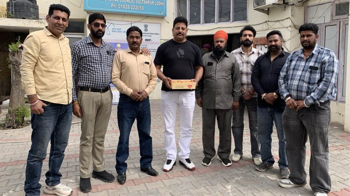 ਵਿਦਿਆ ਰਾਣੀ ਦੇ ਚੇਅਰਮੈਨ ਬਣਨ ਦੀ ਖ਼ੁਸ਼ੀ ’ਚ ਵਰਕਰਾਂ ਨੇ ਵੰਡੇ ਲੱਡੂ