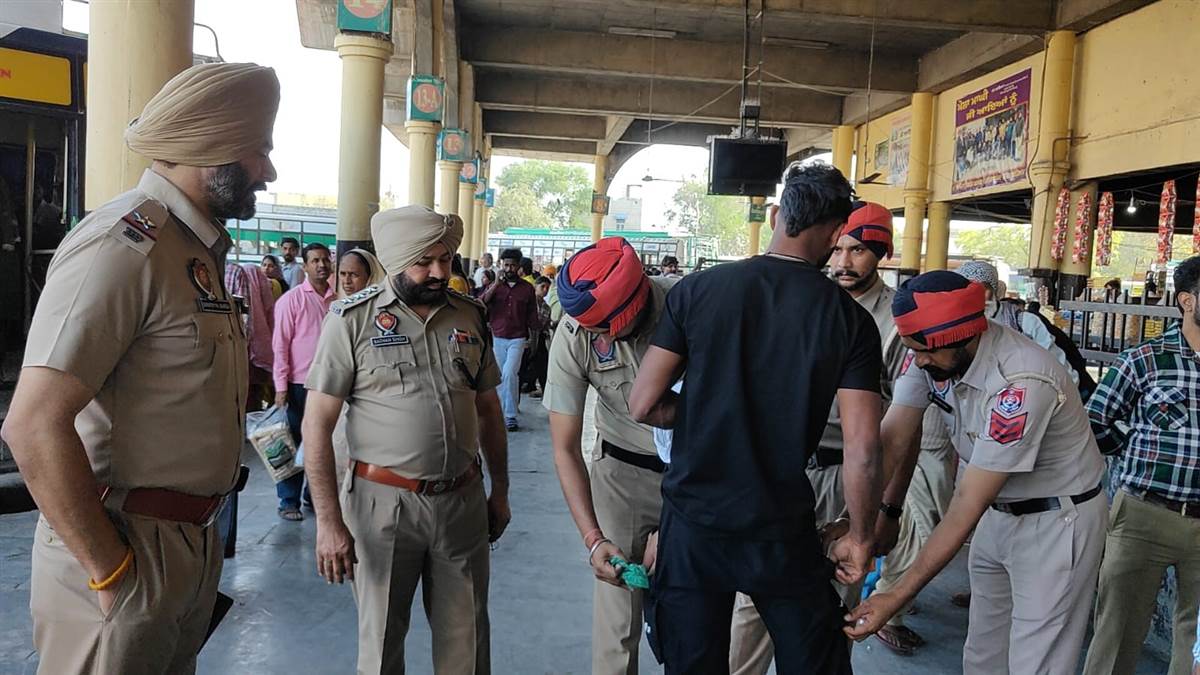 ‘ਗੈਂਗਸਟਰਾਂ ’ਤੇ ਵਾਰ’ ਤਹਿਤ ਪੁਲਿਸ ਵੱਲੋਂ ਜ਼ਿਲ੍ਹੇ ਦੇ ਸਮੂਹ ਬੱਸ ਸਟੈਂਡਾਂ ’ਤੇ ਚੈਕਿੰਗ