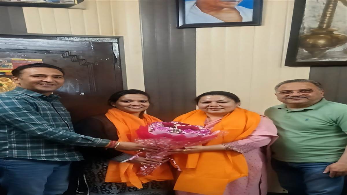 ਡਾ. ਪੂਜਾ ਪ੍ਰਭਾਕਰ ਵੱਲੋਂ ਪ੍ਰਧਾਨ ਰਜਨੀ ਸ਼ਰਮਾ ਸਨਮਾਨਿਤ