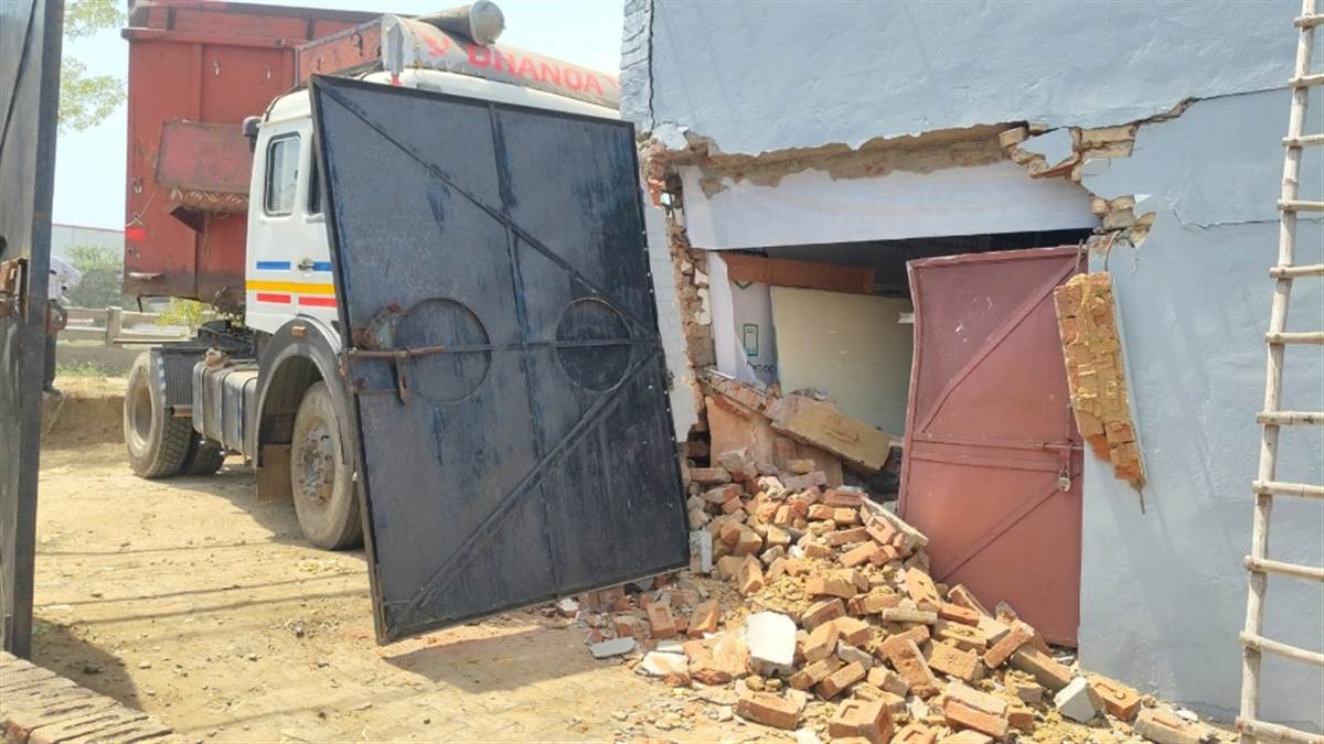 ਪਠਾਨਕੋਟ ਚੌਕ ਨੇੜੇ ਕੰਧ ’ਚ ਵੱਜਾ ਟਰੱਕ