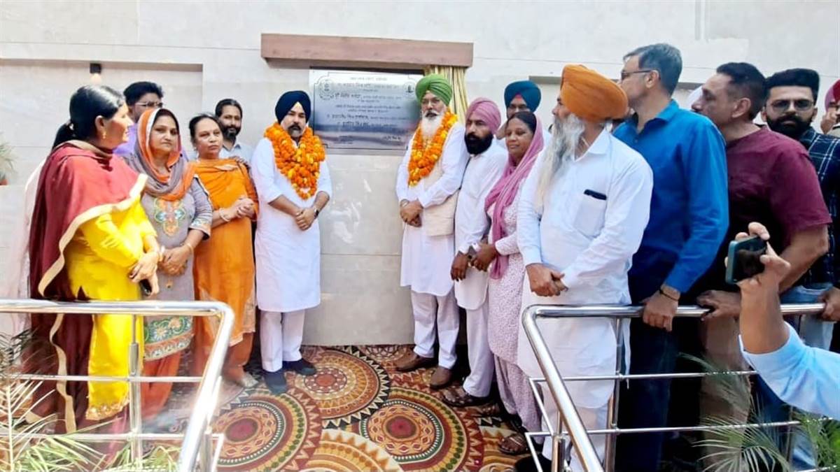 ਡੀਲਕਸ ਪਬਲਿਕ ਪਖਾਨੇ ਲੋਕ ਅਰਪਣ