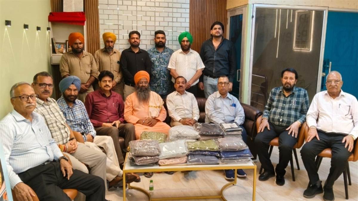 ਆਸ਼ਰਮ ’ਚ ਰਹਿੰਦੇ ਬੁਜ਼ਰਗਾਂ ਲਈ ਬੈਡ ਸ਼ੀਟਸ ਦਿੱਤੀਆਂ