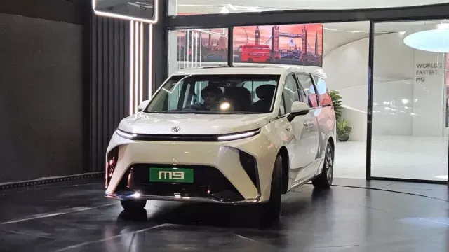 MG M9 ਖਰੀਦਣ ਦਾ ਸੁਪਨਾ ਹੋਇਆ ਮਹਿੰਗਾ, ਜੇਬ ਹੋਰ ਢਿੱਲੀ ਕਰਨ ਲਈ ਹੋ ਜਾਓ ਤਿਆਰ; ਕੀਮਤਾਂ 'ਚ ਹੋਇਆ ਭਾਰੀ ਵਾਧਾ