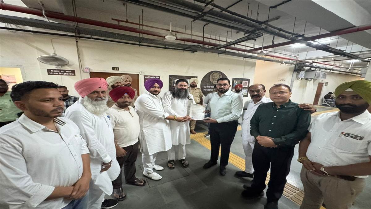 ਕਾਂਗਰਸੀ ਕੌਂਸਲਰਾਂ ਇਲਾਕਾ ਵਾਸੀਆਂ ਨੇ ਡੀਸੀ ਨੂੰ ਸੌਪਿਆ ਮੰਗ-ਪੱਤਰ