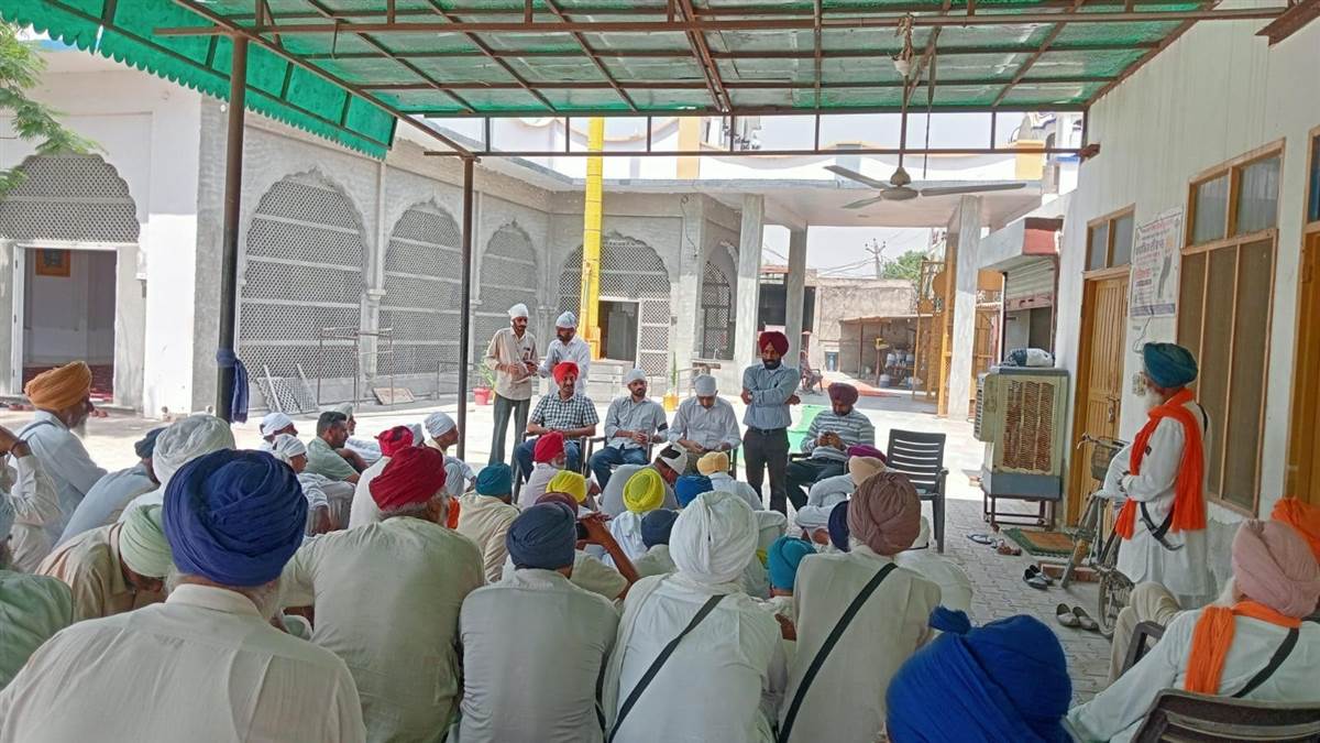 ਮੰਗਾਂ ਹੱਲ ਨਾ ਹੋਣ ਕਰਕੇ ਕਾਲੇ ਬਿੱਲੇ ਲਾ ਕੇ ਕਿਸਾਨ ਕੀਤੇ ਜਾਗਰੂਕ