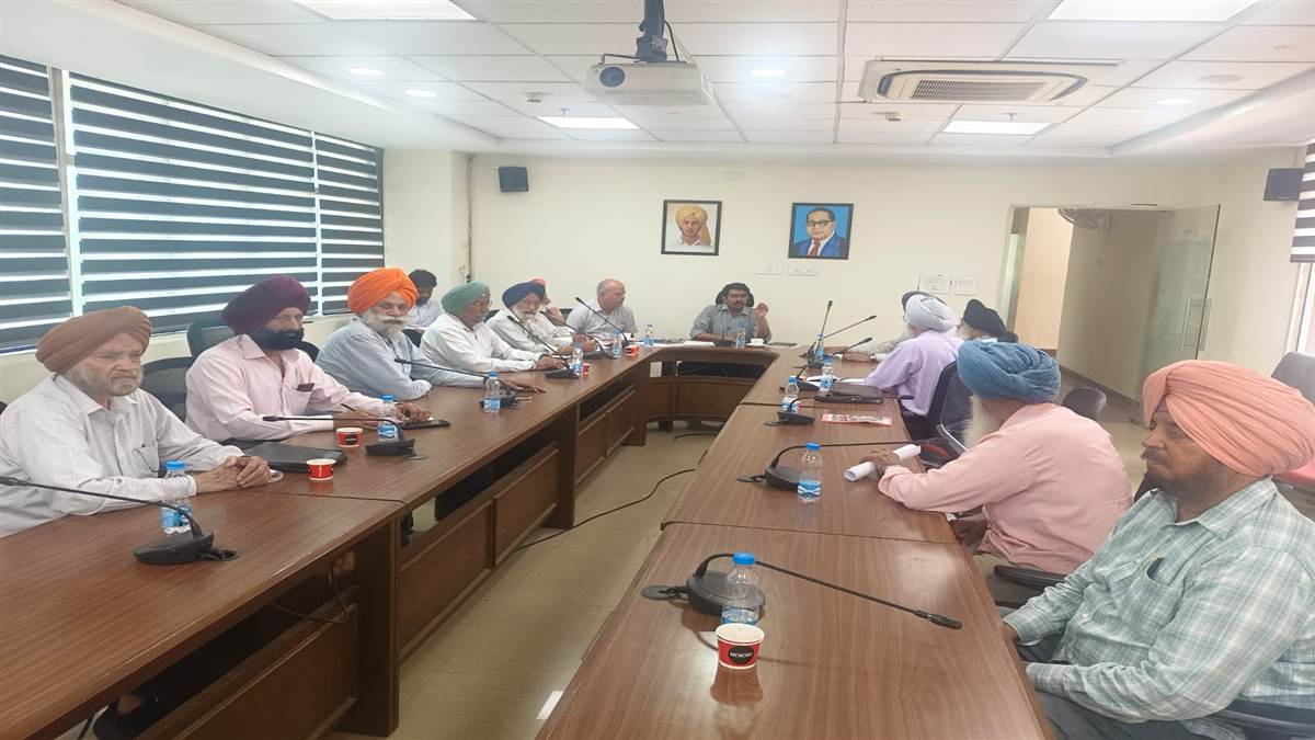 ਪੈਨਸ਼ਨਰਾਂ ਡਾਇਰੈਕਟਰ ਨੂੰ ਮਿਲ ਕੇ ਦੱਸੀਆਂ ਮੁਸ਼ਕਿਲਾਂ